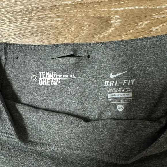 Gray Nike Dri Fit Capri Legging Cropped Size XS Like New 88% Recycled Polyester - Picture 7 of 8